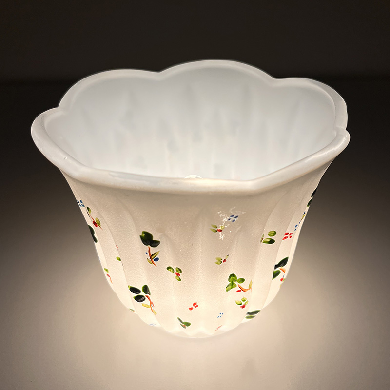 職人の手描きによる美しいハンドペイント模様が魅力のおしゃれなガラス製ランプシェード