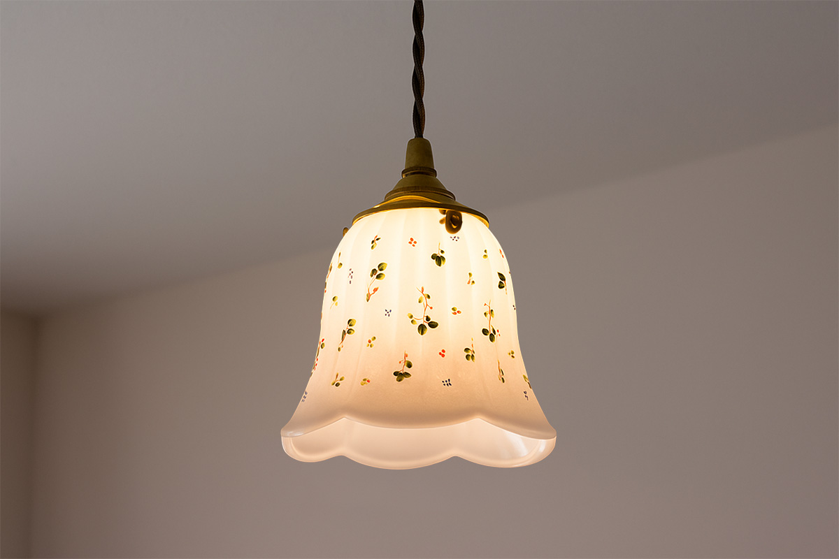 職人の手描きによる美しいハンドペイント模様が魅力のおしゃれなガラス製ランプシェードの設置例イメージ