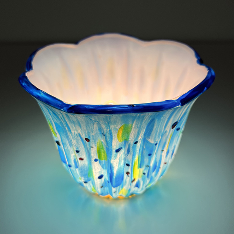 職人の手描きによる美しいハンドペイント模様が魅力のおしゃれなガラス製ランプシェード