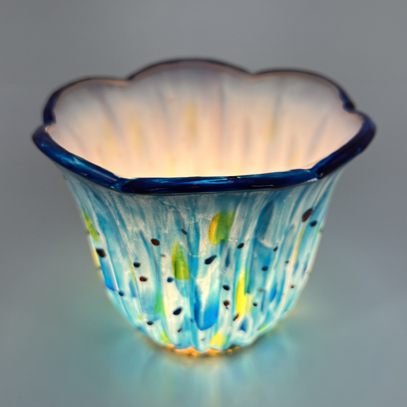 職人の手描きによる美しいハンドペイント模様が魅力のおしゃれなガラス製ランプシェード