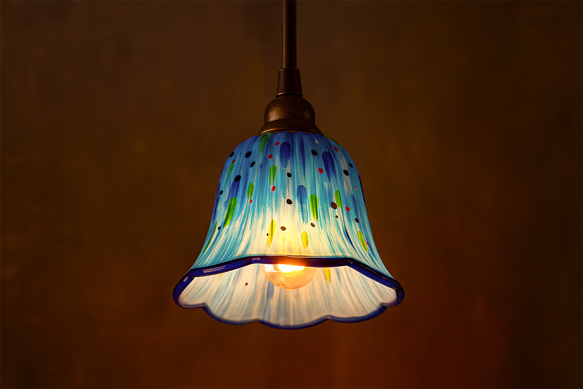 職人の手描きによる美しいハンドペイント模様が魅力のおしゃれなガラス製ランプシェード