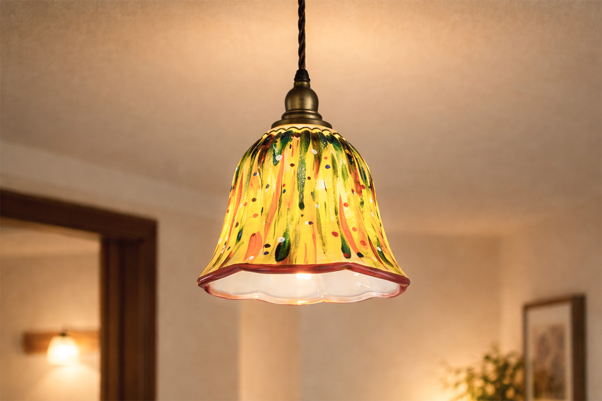 職人の手描きによる美しいハンドペイント模様が魅力のおしゃれなガラス製ランプシェードの設置例イメージ