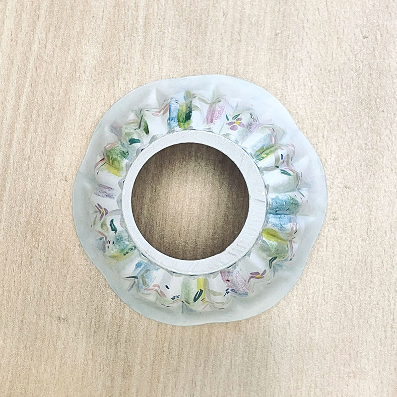 職人の手描きによる美しいハンドペイント模様が魅力のおしゃれなガラス製ランプシェード