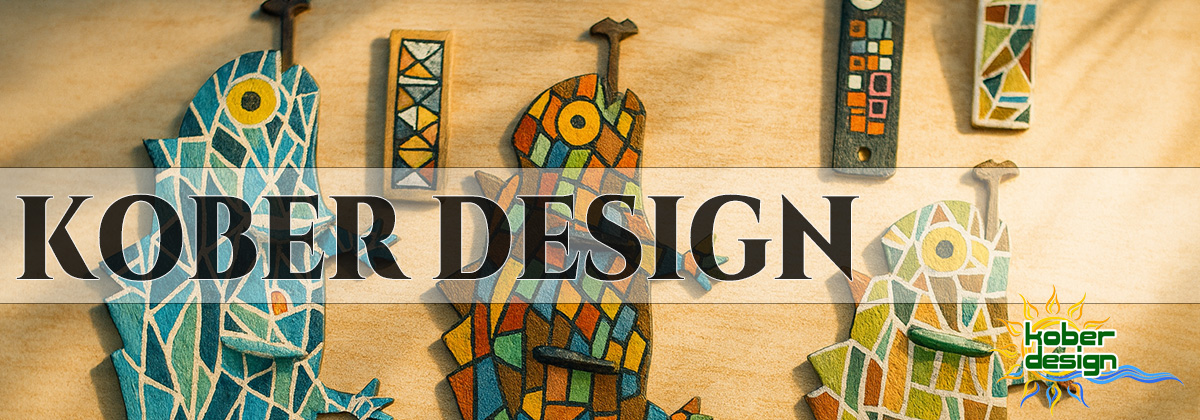 KOBER DESIGNのハンドペイントによるモザイク柄のカメレオン型インテリア雑貨が木目調の背景に並んでいる様子。カラフルで個性的なデザインが特徴。