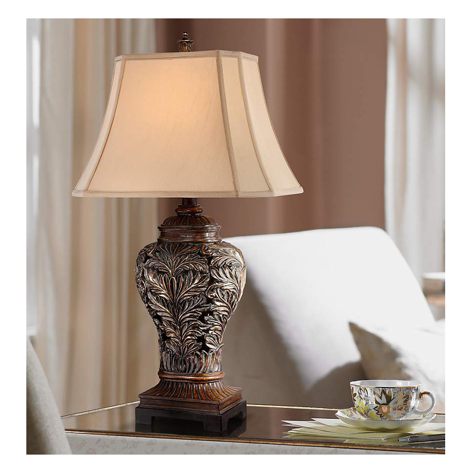 エレガントで重厚なアンティーク調テーブルライト