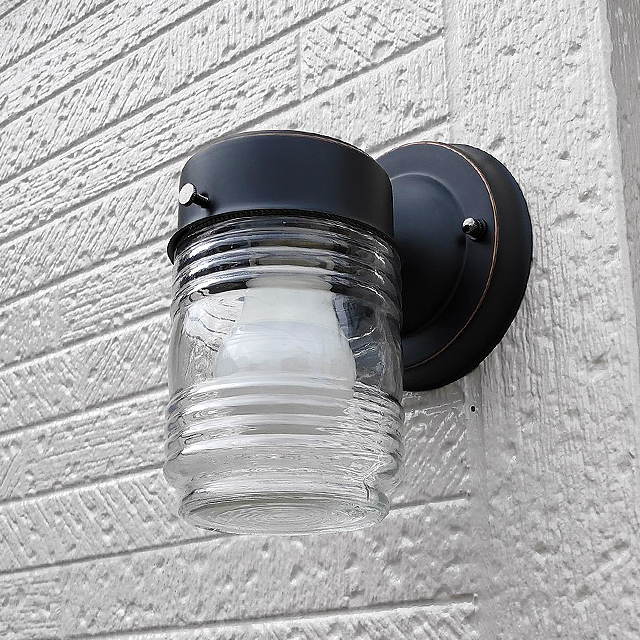 防滴型ジェリージャーの透明ガラスシェードで光を美しく演出する1灯ブラケットライト
